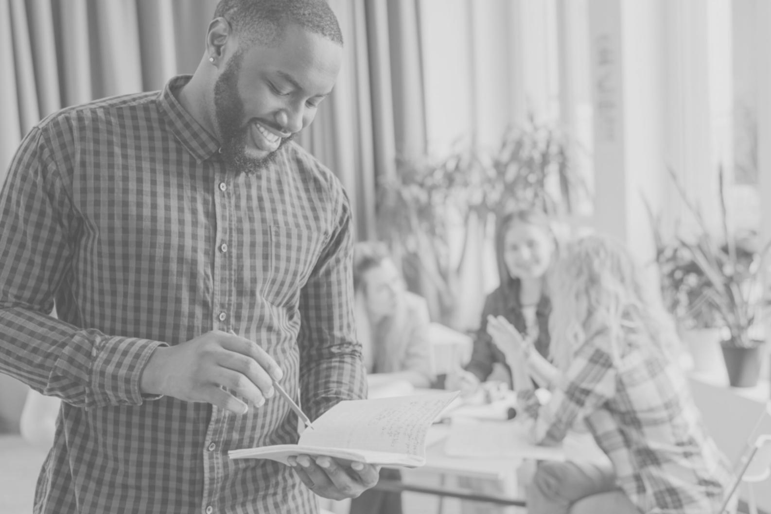 Salle de formation avec étudiants travaillant sur des modèles financiers