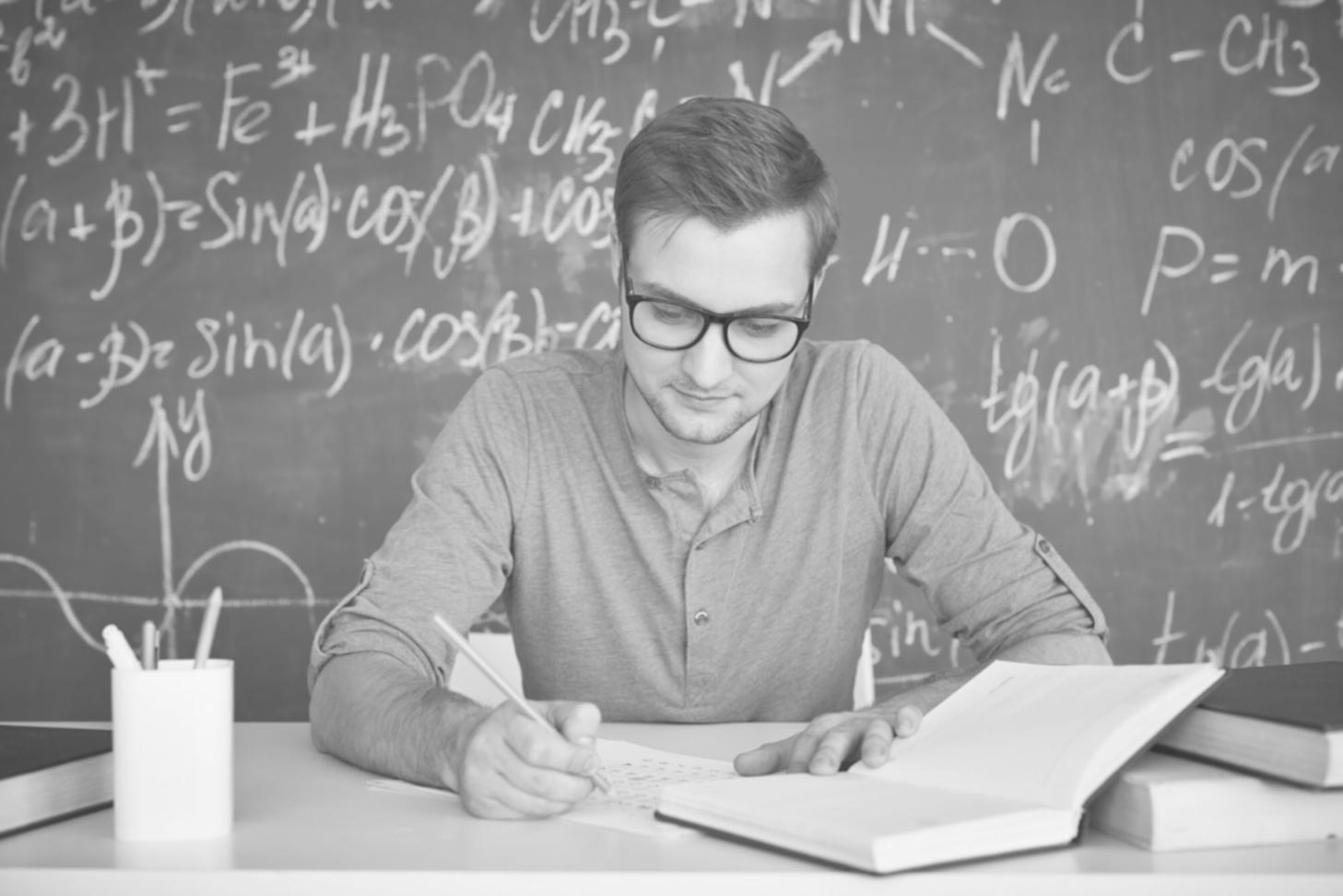Équipe d'analystes financiers travaillant sur des modèles complexes